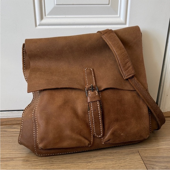 ROOTS Geniune Leather
Convertible Crossbody into
Backpack - Picture 4 of 13